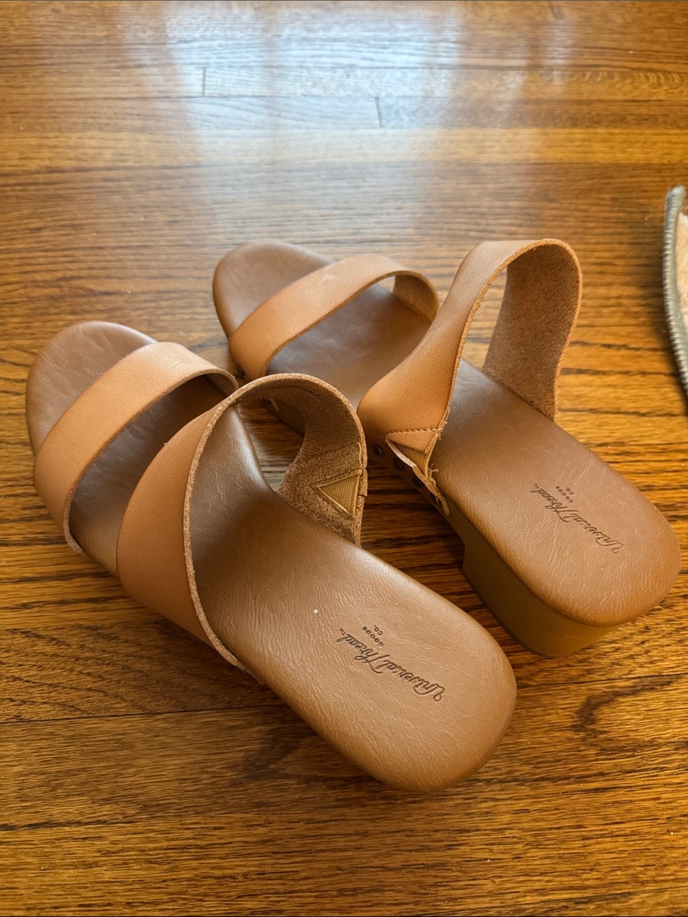Universal Thread Women’s Tan Leather Slide Sandals